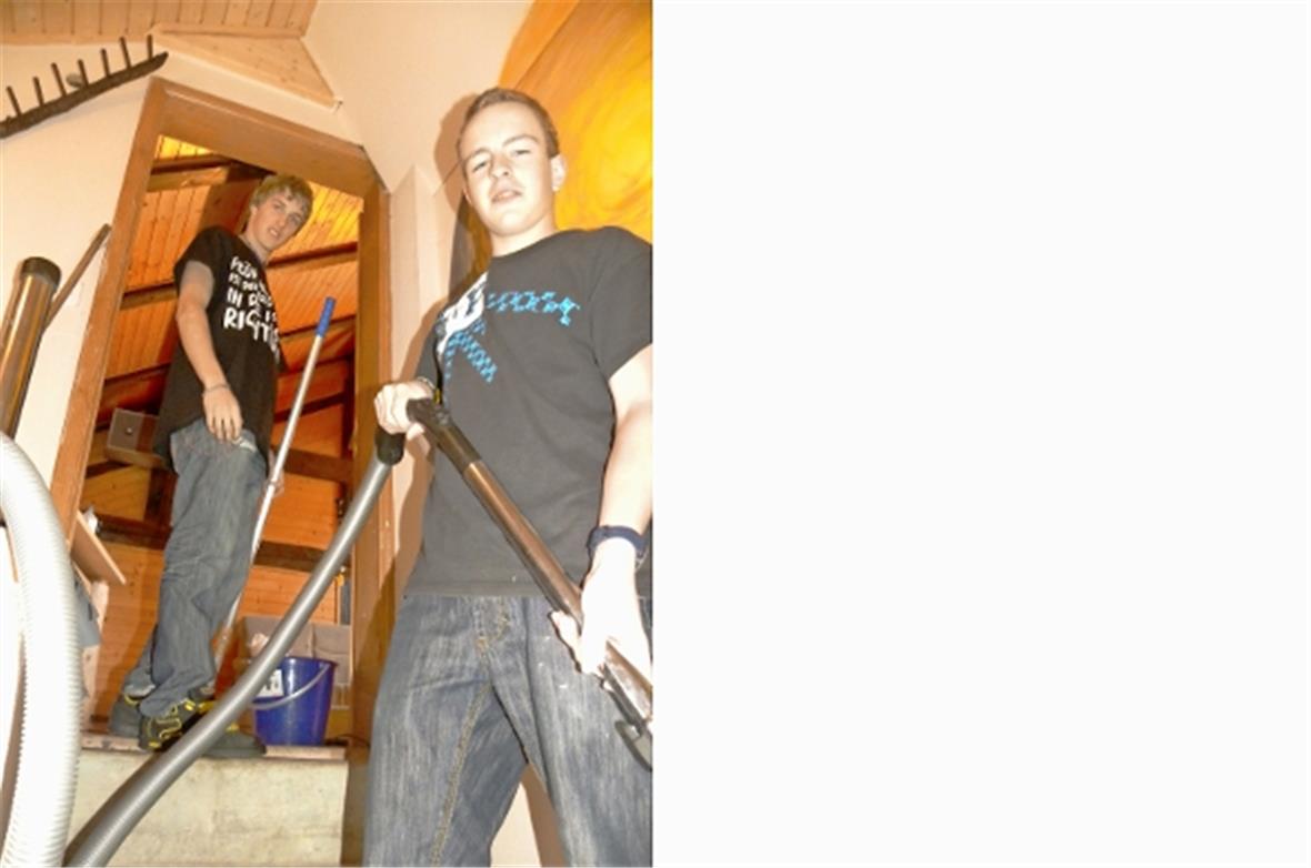 Christian Kuhnen und Nico Stryffeler beim Putzen des Jugendschöpflis