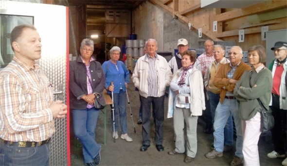 Christian Leuthold verstand es, den vielen Besuchern aufschlussreiche Informationen, vor allem aus der Käseherstellung, weiterzugeben.