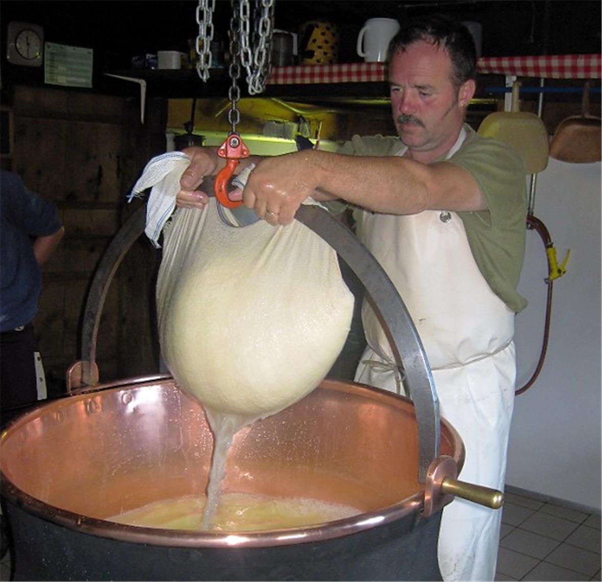 Christian Moor beim Käsen zuschauen.