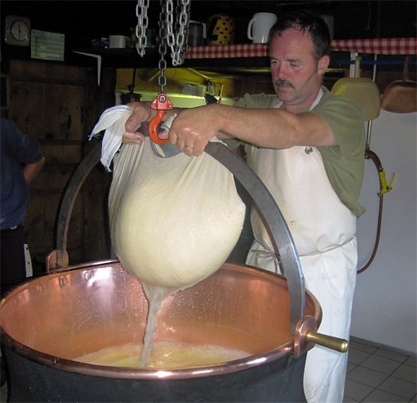 Christian Moor beim Käsen zuschauen.