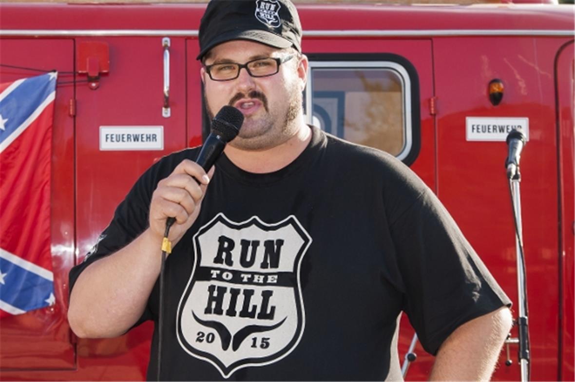 Christian Schafroth begrüsst die Behördenmitglieder und Sponsoren zur Eröffnung ...