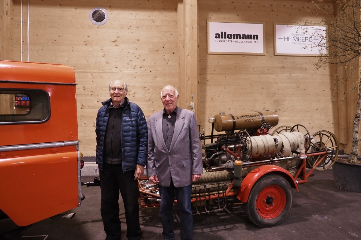 Christian Schwizgebel (Lauenen) und Rolf Kleiber (Utzigen) waren die ältesten Ehrenmitglieder des Abends. Sie stehen vor der historischen Motorspritze des Feuerwehrvereins Zweisimmen.