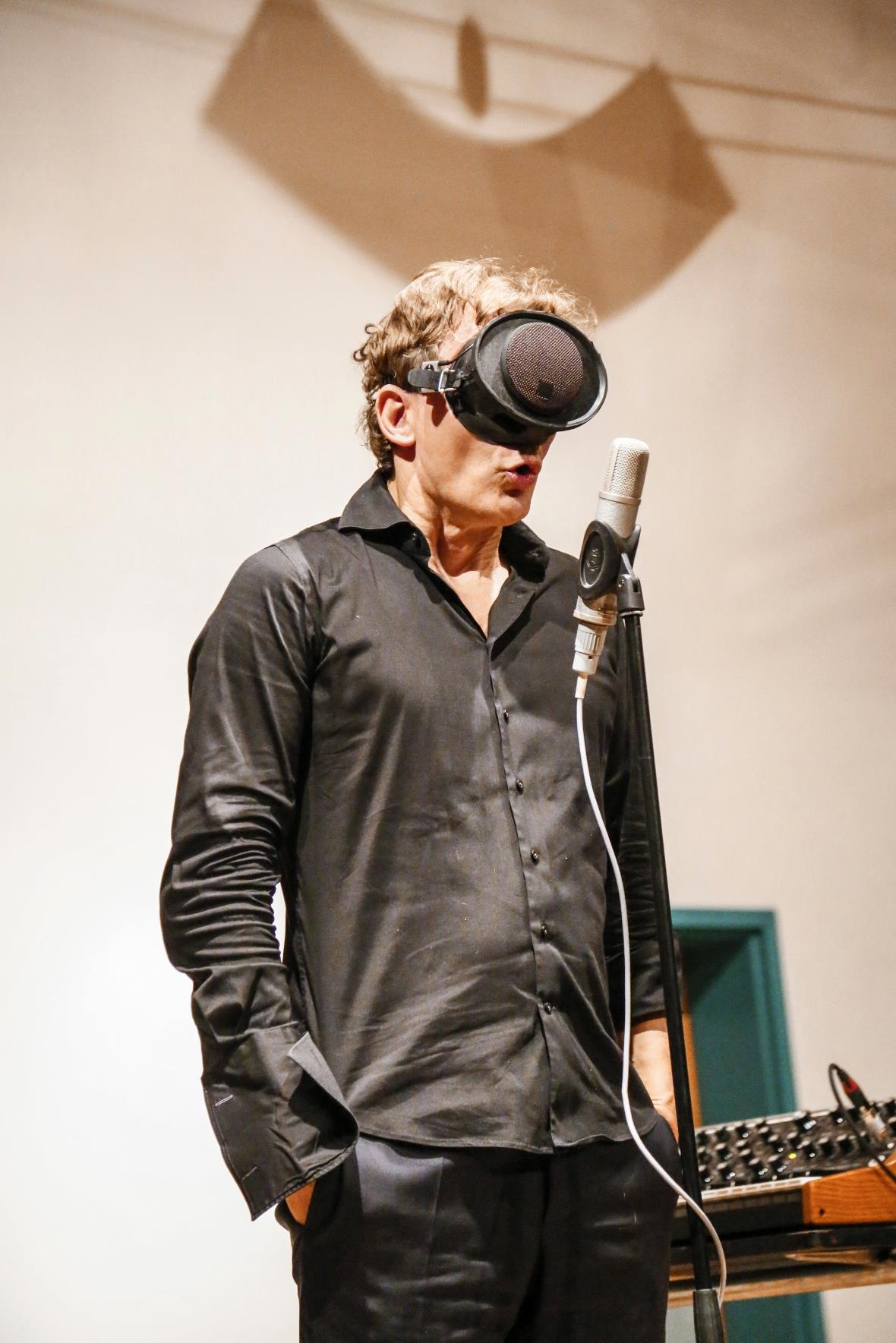 Christian Zehnder mit 3 D Maske und oder Blinde Kuh