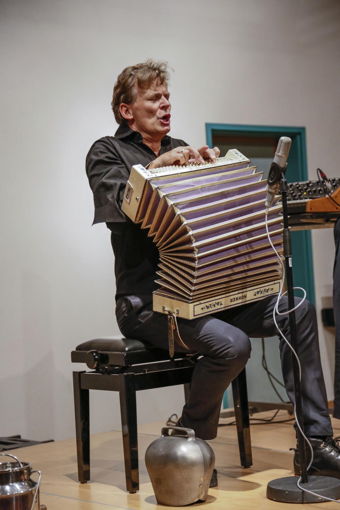 Christian Zehnder mit seiner Hohner Orgel am Konzert an der Lenk