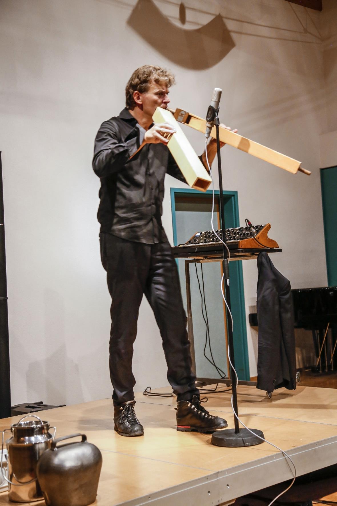 Christian Zehnder mit zwei Orgelpfeifen in Concert