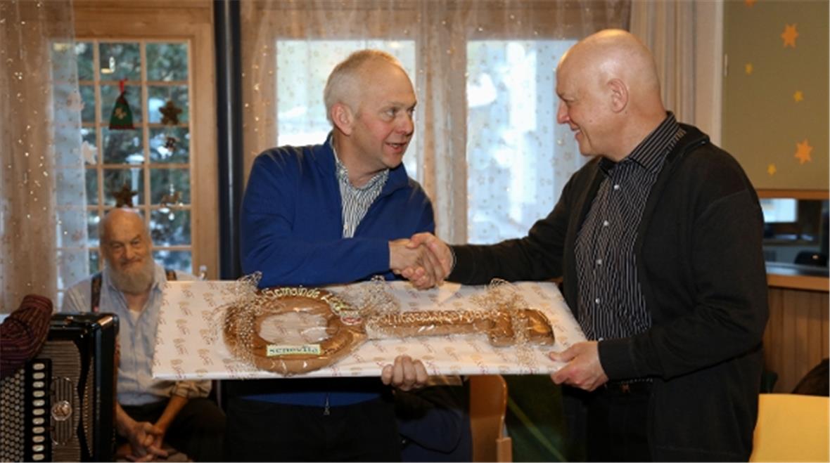 Christian von Känel übergibt den symbolischen Schlüssel dem Vertreter der Firma Senevita AG, Werner Müller.