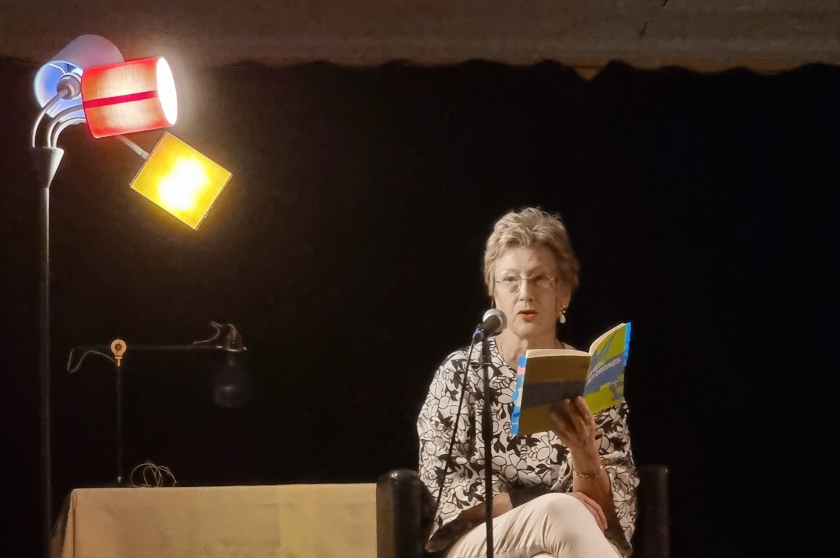 Christiane Antoniades-Menge zog das Publikum in Bann mit ihrer Lesung.