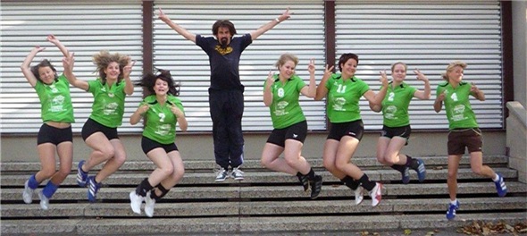 Christina Strasser, Cornelia Stähli, Jasmine Weber, René Ziegler (Trainer), Beatrice Perren, Andrea Aegerter, Kerstin Perren und Céline Guillod. Es fehlen: Lili Mösle und Andrea Werren.