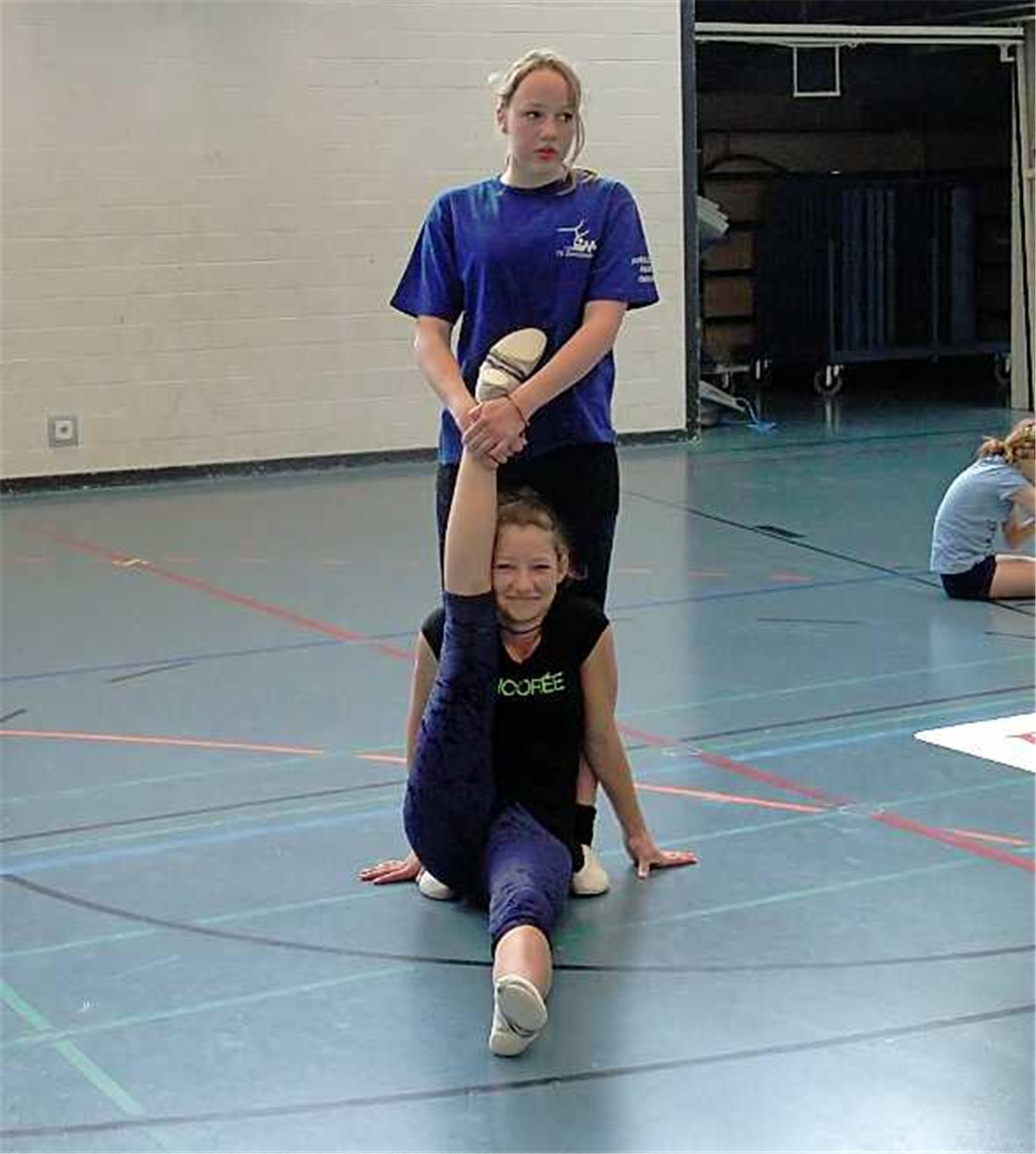 Christina und Fabienne beimDehnen