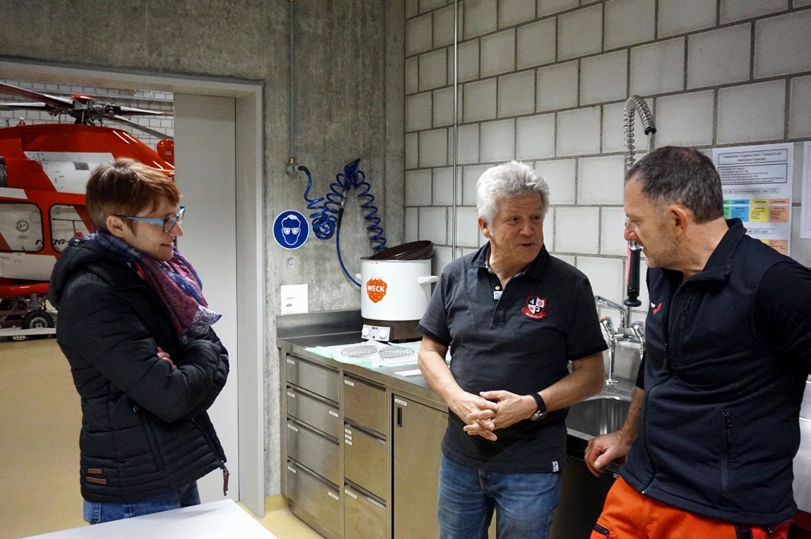 Christine Riediger und Thomas Näf, beide Spital Zweisimmen, im Gespräch mit Arno...