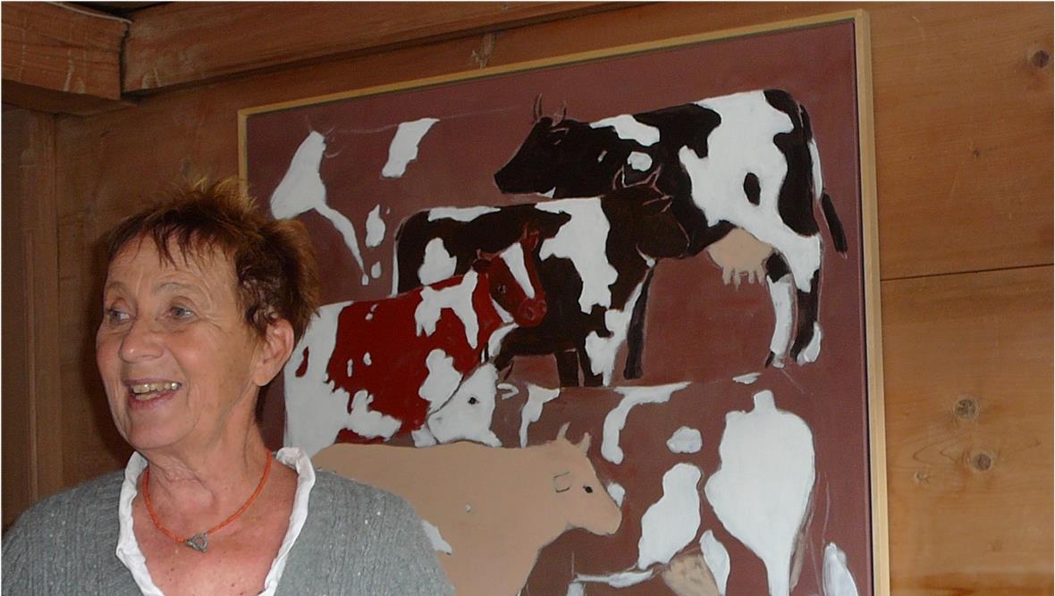 Christine Schmidt-Lengacher, gebürtige Diemtigtalerin aus Nant am Vully, vor ihrem Bild mit „Fleckvieh“.