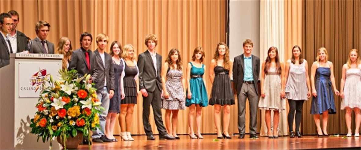 Christoph Däpp, Schulleiter Standort Gstaad, Martin Grünig, Klassenlehrer, Timo Behrend, Andreina Bergmann, Yves-Etienne Brand, Marc Egger, Roxana Gobeli, Sabrina Grünenwald, Oliver Hofmann, Tabea Kallen, Rahel Klossner, Salome Oberli, Nicolas Reichenbach, Angela Schläppi, Nadine Wehren, Lisa Zeller, Valerie Zumbrunnen.