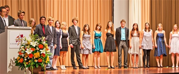 Christoph Däpp, Schulleiter Standort Gstaad, Martin Grünig, Klassenlehrer, Timo Behrend, Andreina Bergmann, Yves-Etienne Brand, Marc Egger, Roxana Gobeli, Sabrina Grünenwald, Oliver Hofmann, Tabea Kallen, Rahel Klossner, Salome Oberli, Nicolas Reichenbach, Angela Schläppi, Nadine Wehren, Lisa Zeller, Valerie Zumbrunnen.