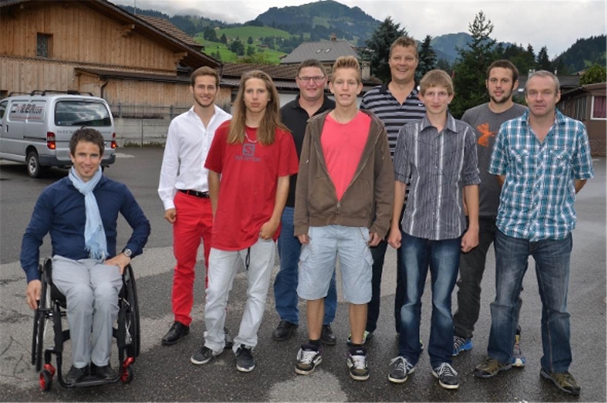 Christoph Kunz gratulierte den erfolgreichen Zweisimmer Sportler. Es fehlen Joscha Burkhalter (Trainingslager) und Eric Wälti.