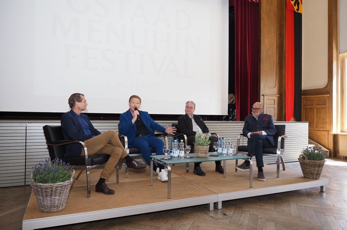 Christoph Müller (links) übergibt ab 2026 die künstlerische Leitung an Daniel Hope. Er wurde von den Verwaltungsräten Aldo Kropf und Hans-Ueli Tschanz vorgestellt.