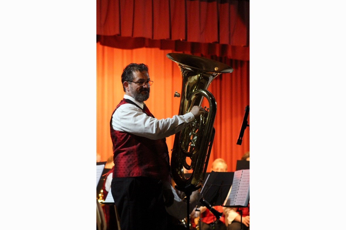 Christoph Sigrist zeigte als Solist an der Es-Tuba eine virtuose Vorstellung.