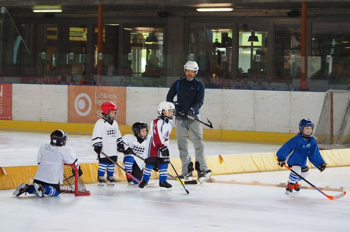 Christoph Zingg trainiert die Hockeyschülerinnen und -schüler.
