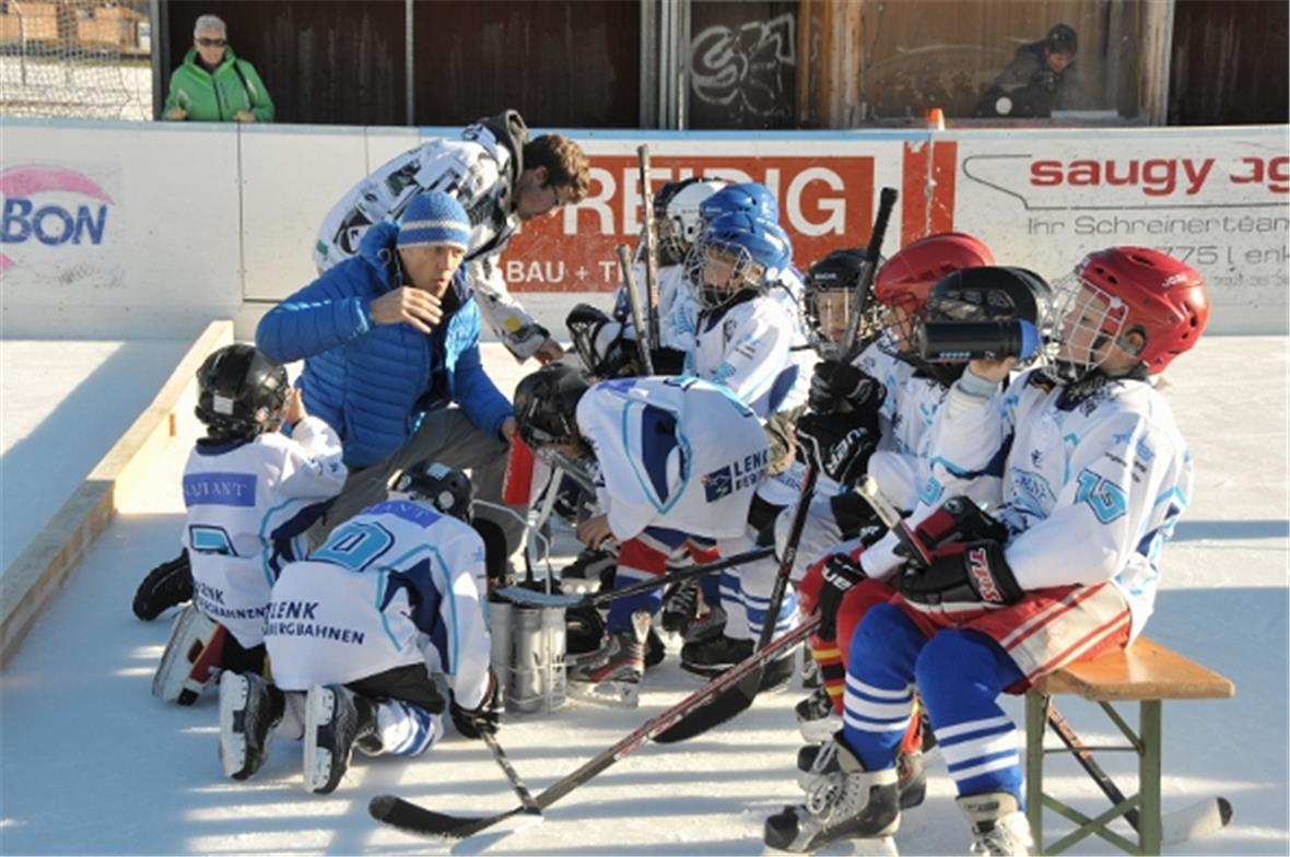 Christoph Zingg zeigt seinen Bambini den Weg zum Erfolg.