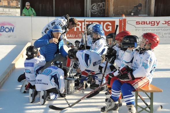 Christoph Zingg zeigt seinen Bambini den Weg zum Erfolg.