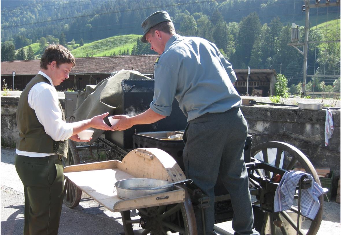 Chüschtigi Suppe mit Spatz von der fast hundertjährigen Militärküche.