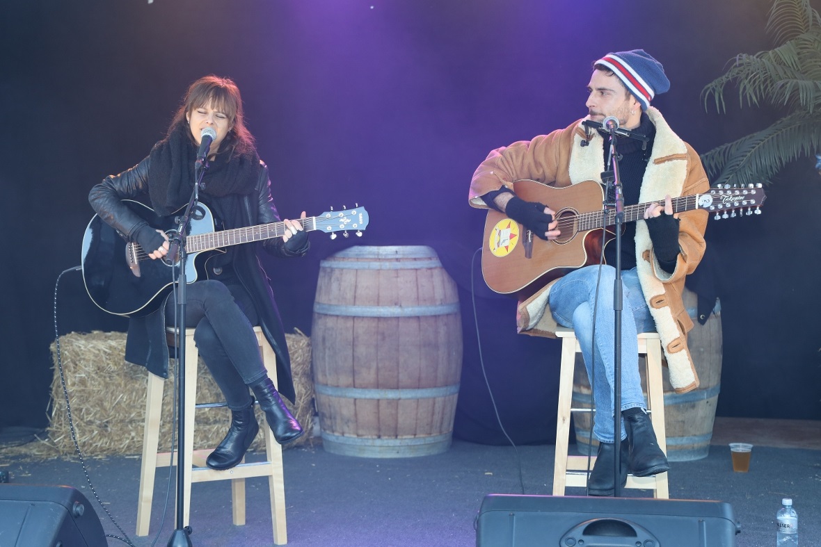 Claudia Lombris mit ihrem Gitaristen in Konzert am Lenk unplugged 2019.