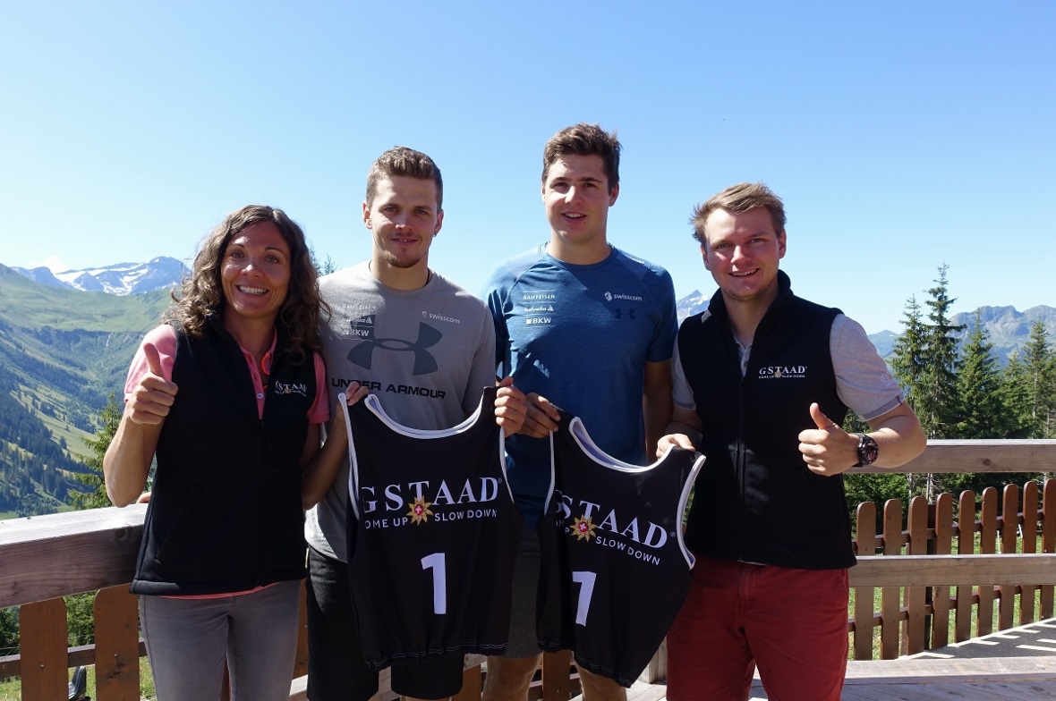 Claudia von Siebenthal und Michel Hediger (rechts) überreichten den beiden Markenbotschafter Noel von Grünigen und Lars Rösti die für sie kreierte Startnummer.