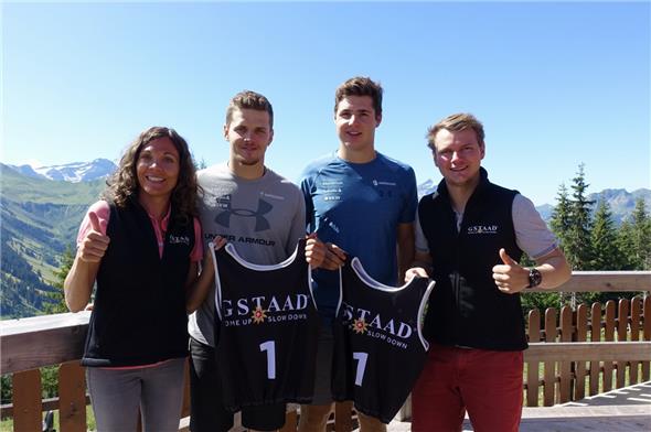 Claudia von Siebenthal und Michel Hediger (rechts) überreichten den beiden Markenbotschafter Noel von Grünigen und Lars Rösti die für sie kreierte Startnummer.
