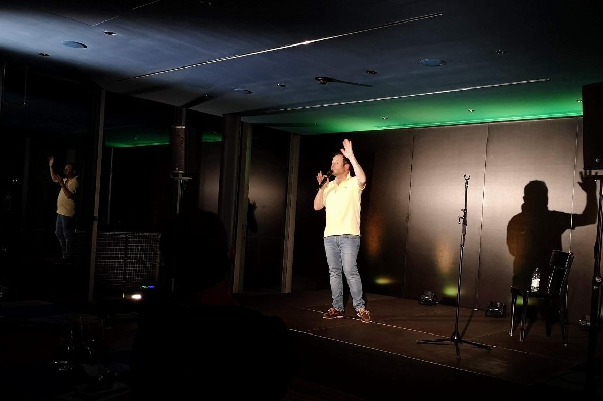 Claudio Zuccolini unterhielt die Gäste auf dem Niesen bestens.