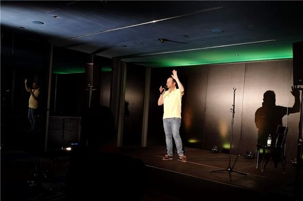 Claudio Zuccolini unterhielt die Gäste auf dem Niesen bestens.