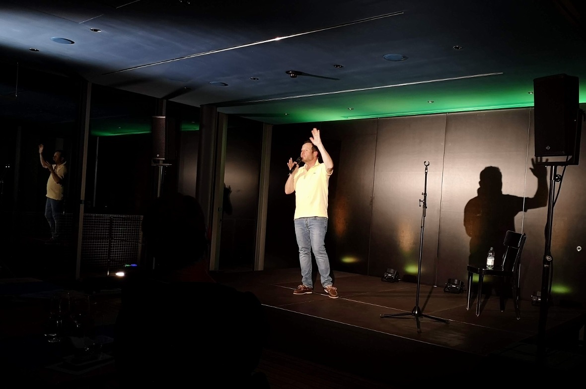 Claudio Zuccolini unterhielt die Gäste auf dem Niesen bestens.