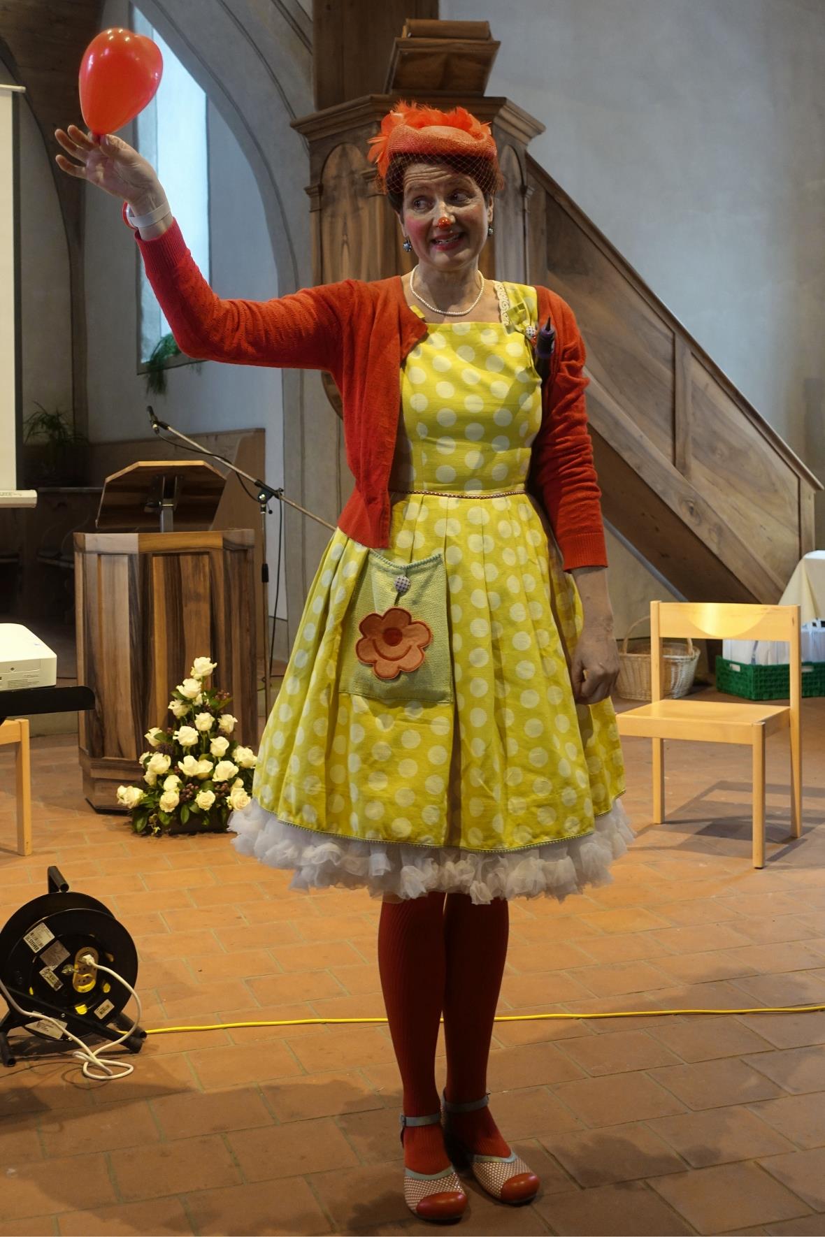 Clown Nelly von der Stiftung Lebensfreude überreichte Ruth Lempen zum Dank für i...