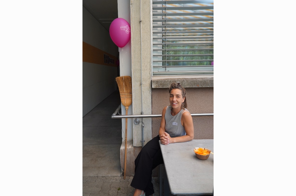 Co-Betriebsleiterin Susanne Reber auf dem neuen Gartensitzplatz.