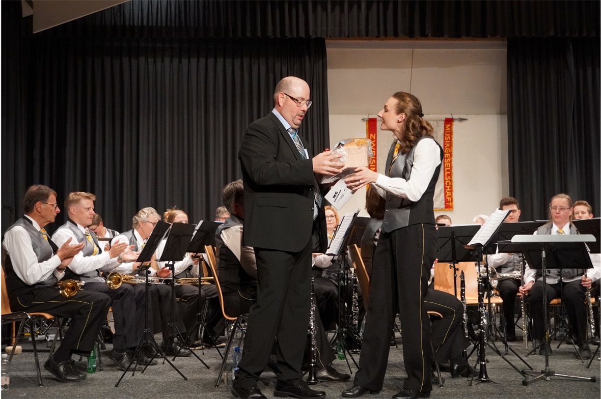 Co-Präsidentin Nadja Kunz dankte Dirigent Hans-Peter Janzi.