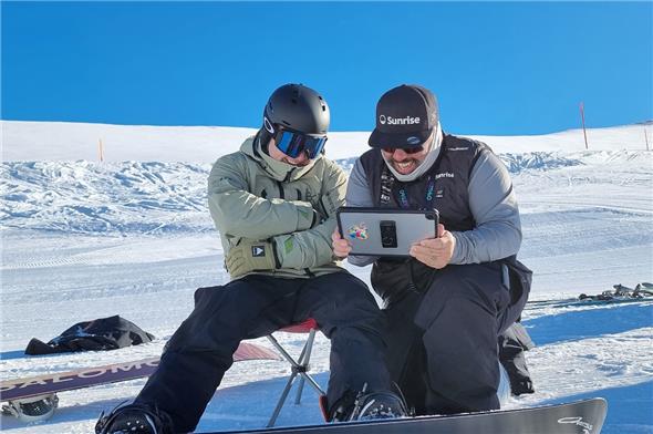 Coach Silvan Hofer (rechts) zeigte Chris de Vos Aufnahmen vom Sprungtraining und gab Ratschläge.
