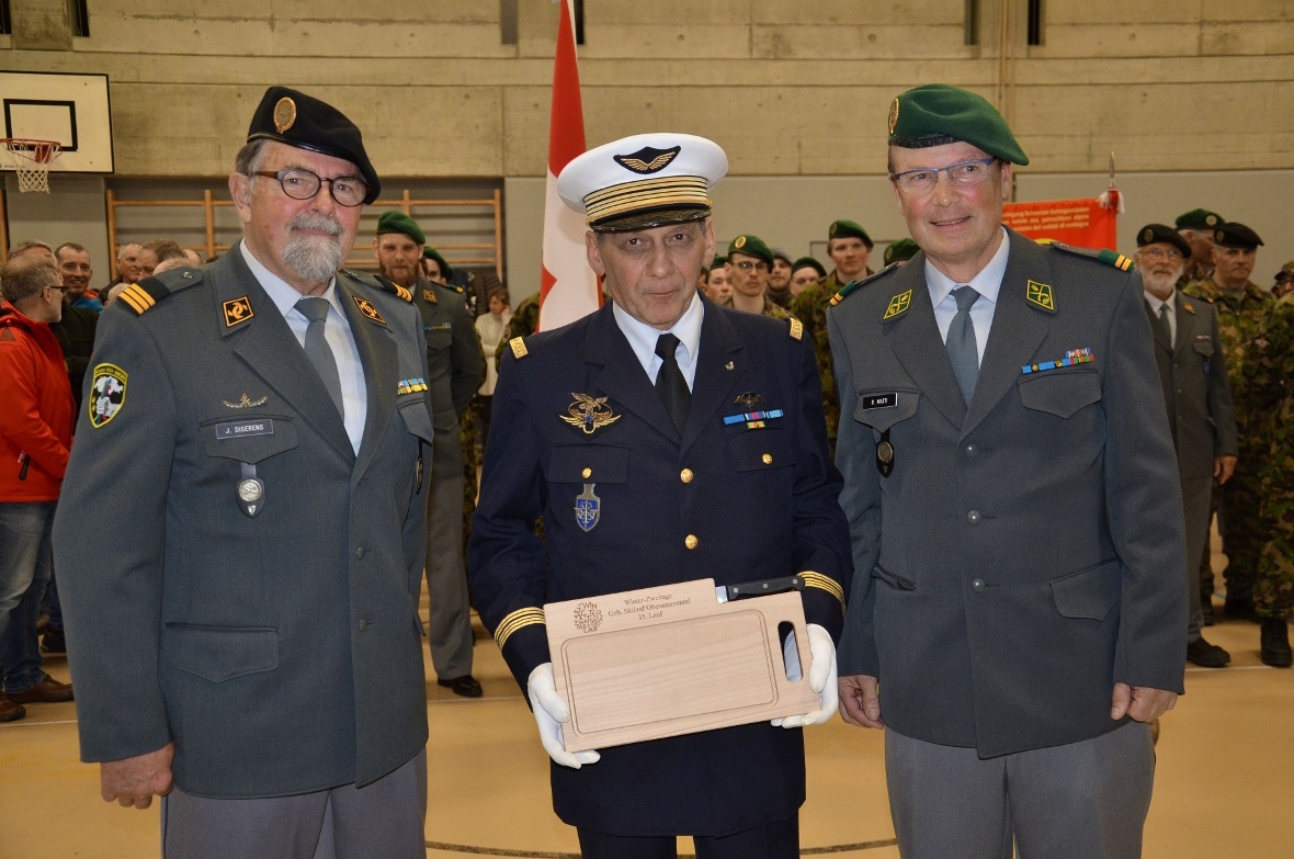 Colonel André Gaillard aus les Villard sur Thônes im französischen Haute-Savoie absolvierte seinen 35. Zweitägeler. Oberst Jacques Diserens (links) und Oberstlt Rolf Matti (rechts) freuen sich mit ihm.