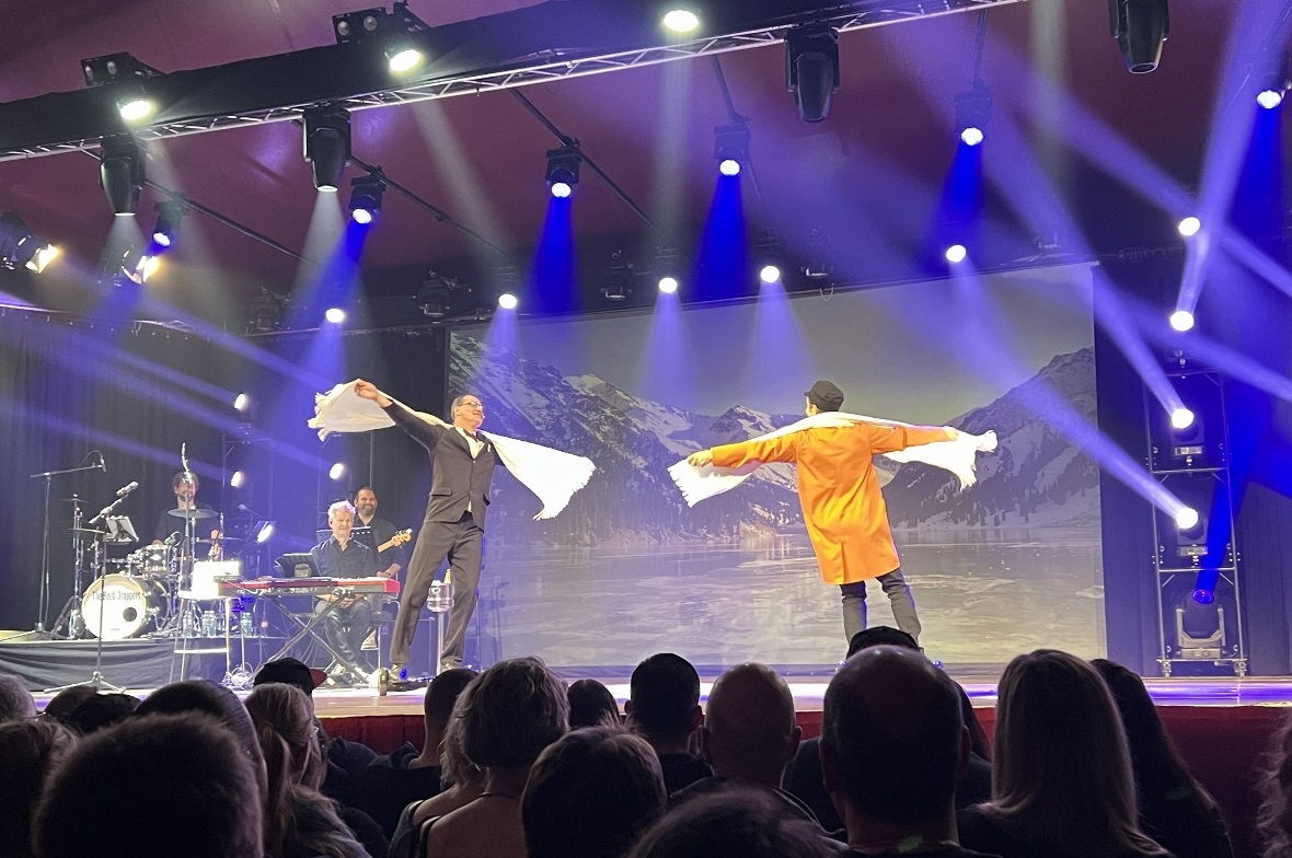 Abschluss von «Das Zelt» an der Lenk mit grosser Party, Comedy und Musik Comedy Club 24: Lapsus genossen das Wintersportangebot an der Lenk: Eislauf auf dem Trockenen mit Hoverboards.