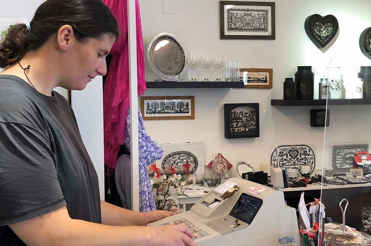 Corinne Moser beim Bedienen eines Kunden.