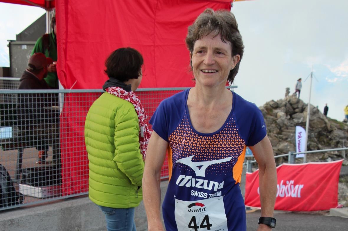 Corinne Zeller beim Zieleinlauf auf dem Niesen.