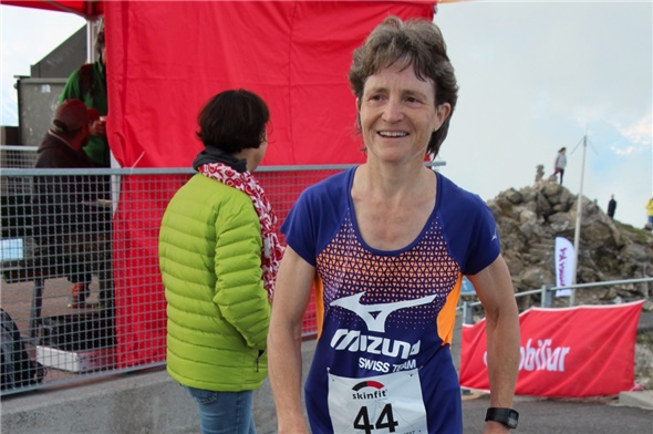 Corinne Zeller beim Zieleinlauf auf dem Niesen.