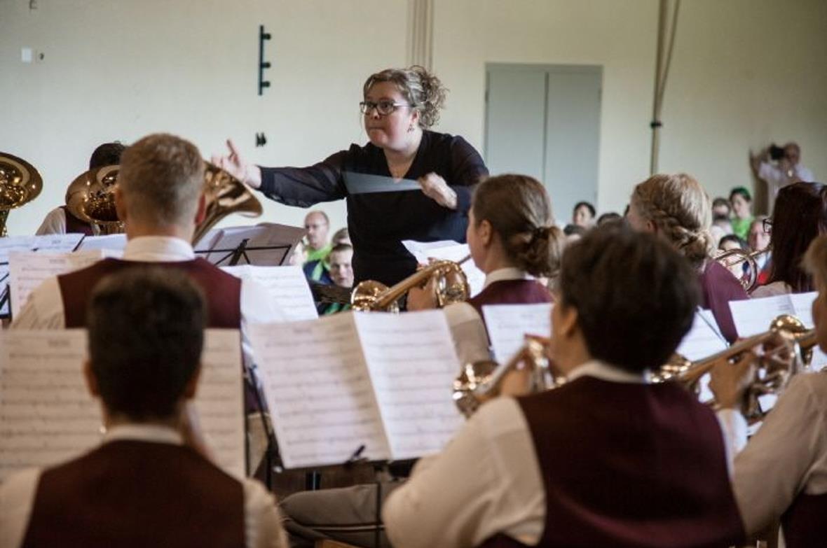 Dirigentenwechsel Cornelia Ott-Rubin in ihrem Element am Musiktag in Därstetten.