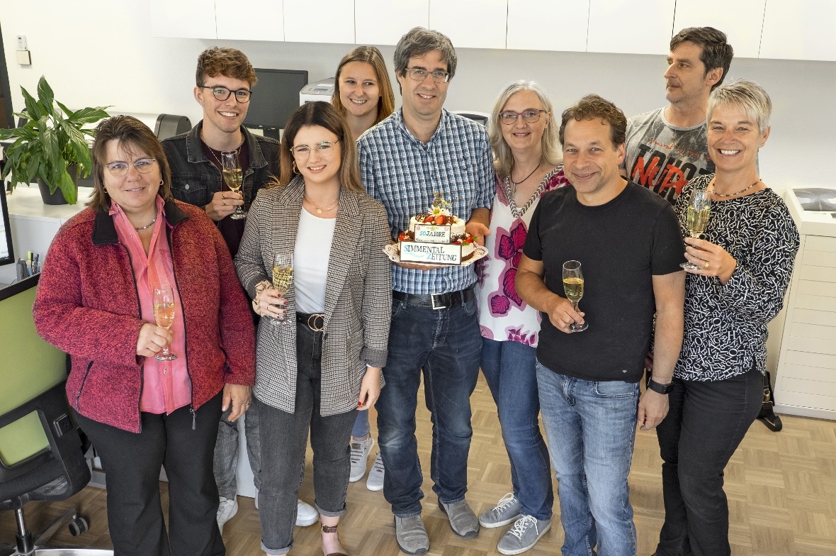 Coronabedingt fand die Feier zum 50-Jahr-Jubiläum vorerst nur im kleinen Rahmen, innerhalb des Teams der SIMMENTAL ZEITUNG statt. 