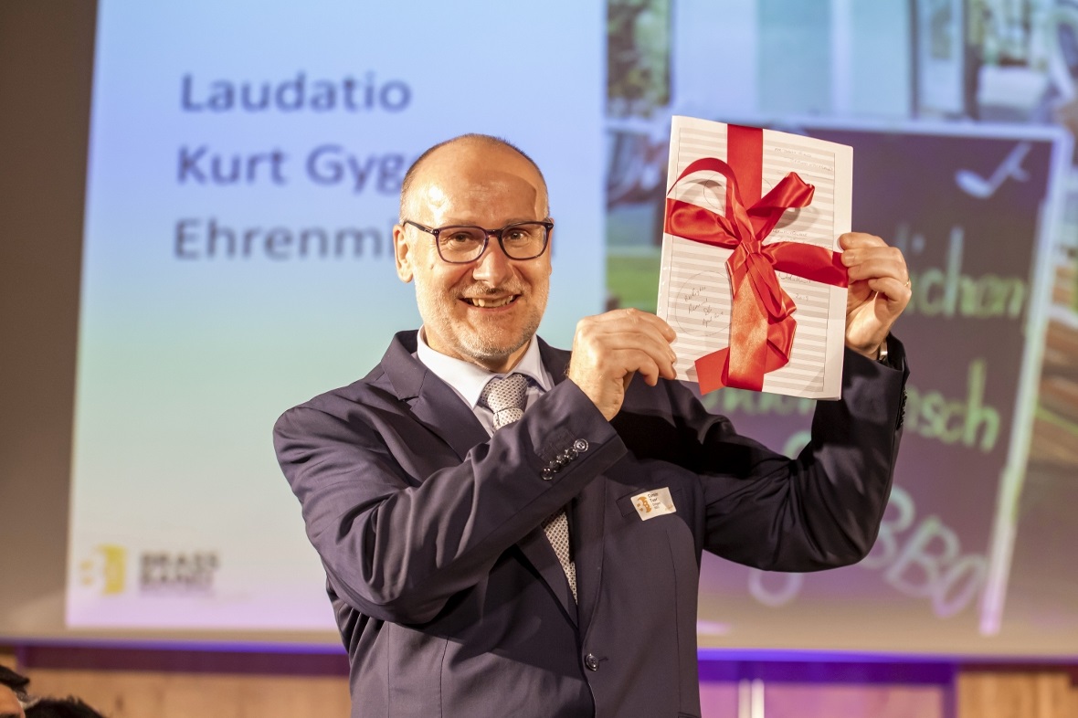 Corsin Tuor bekommt ein Stück für die BBO geschenkt.