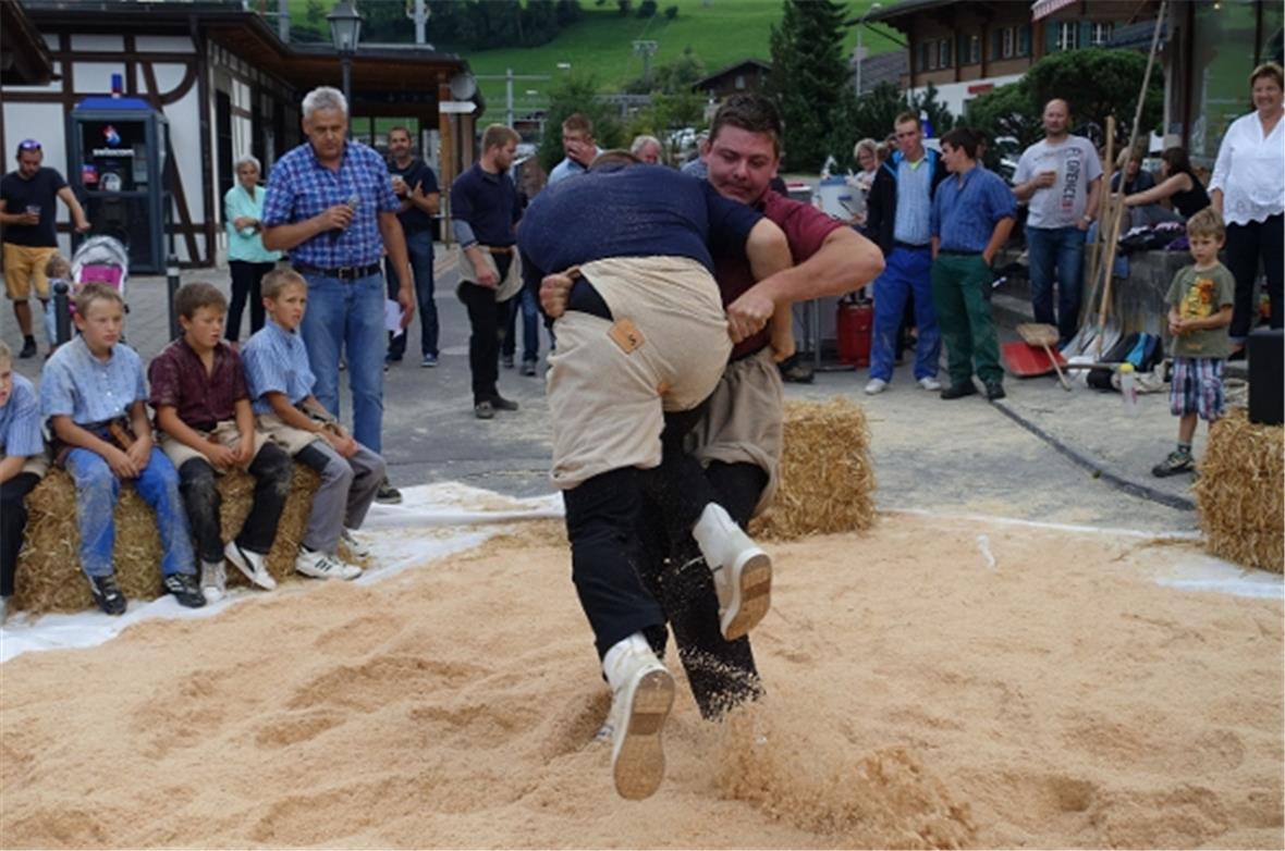 Cousin-Treffen der besonderen Art: Marc Gobeli aus Boltigen hebt seinen Cousin P...