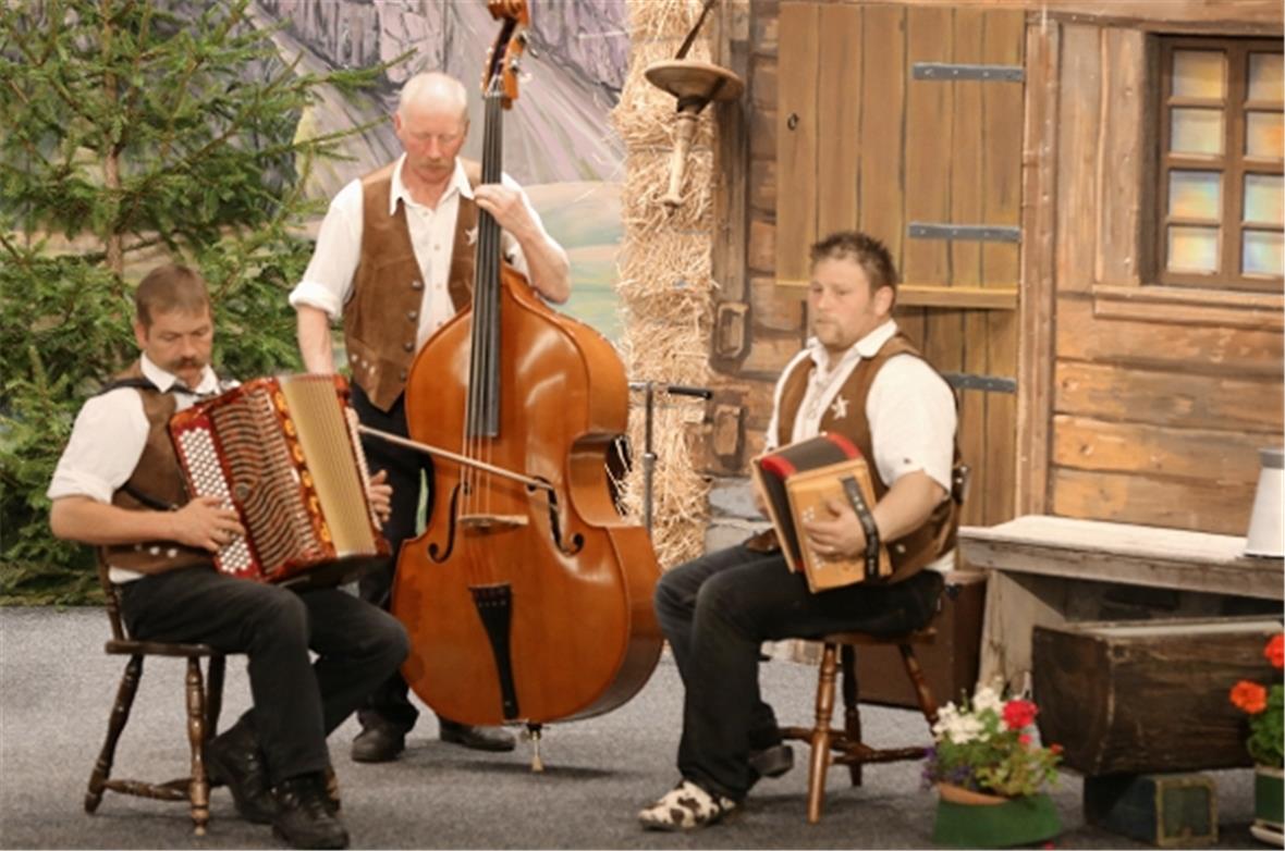 D’EdelwissBuebe spielen zum Tanz auf.