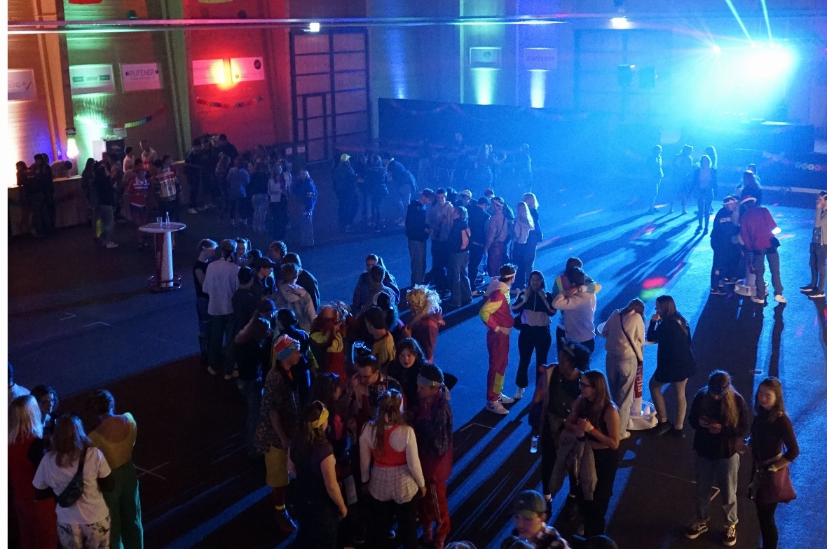 DJ Jean aus dem Gwatt und Deepwell aus Bern heizten dem Publikum ein und lockten...