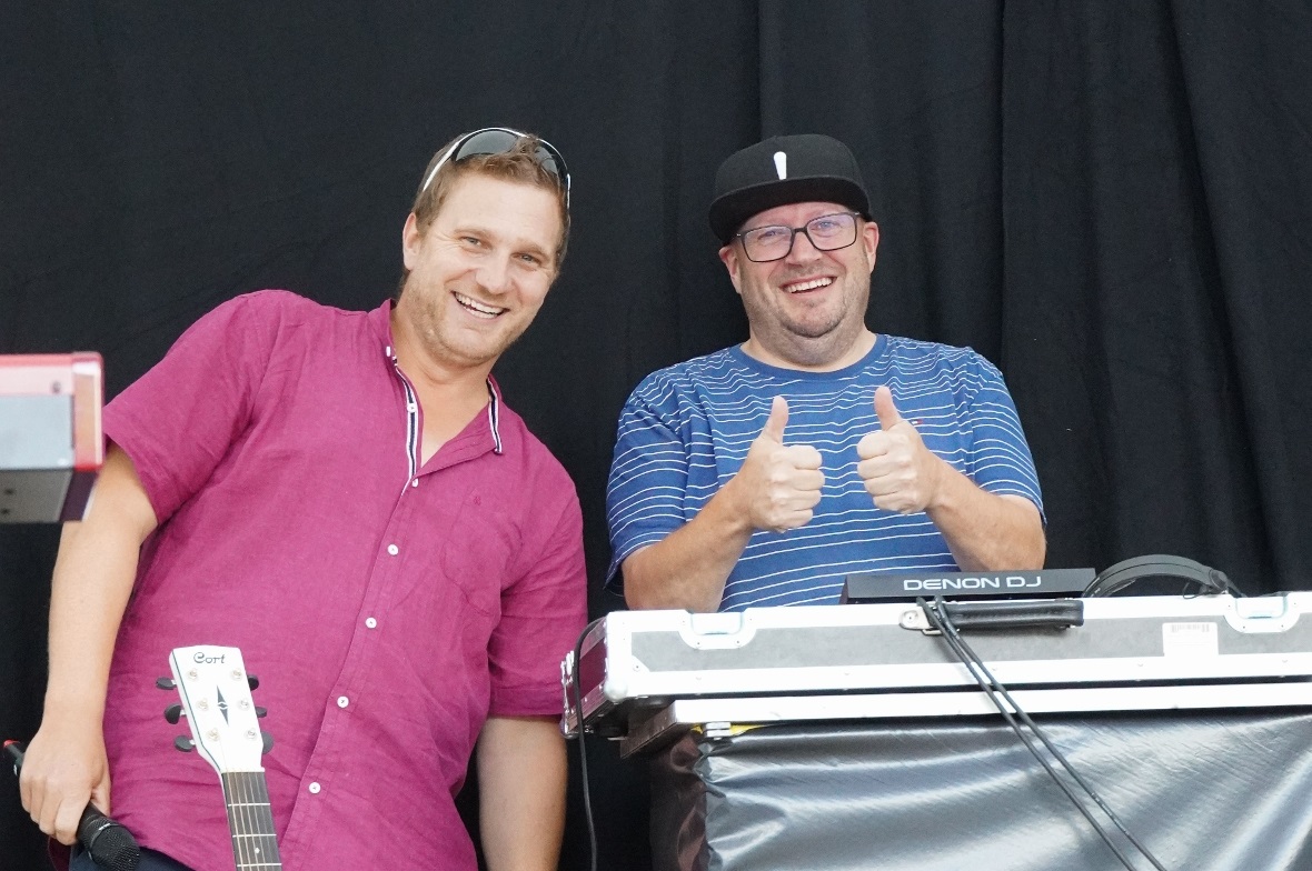 DJ Mosbi (links) und DJ Börren - Mike Rytz alias DJ Mosbi moderierte die Show de...