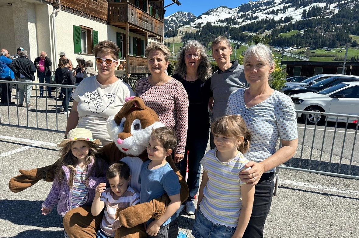 DO-Präsidentin Anne Zürcher, Elisabeth Grünenwald, Kathrin und Michel Baehler, Eliane Spalinger sowie die Kinder freuten sich am Besuch des Osterhasen.
