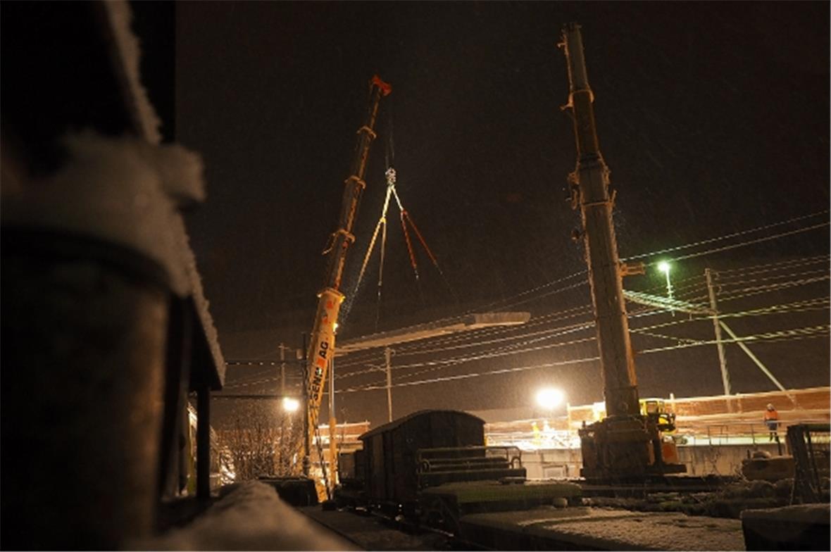 Da die Brückenteile sehr schwer sind, sind zwei Kräne nötig. Ein Kran kann diese...