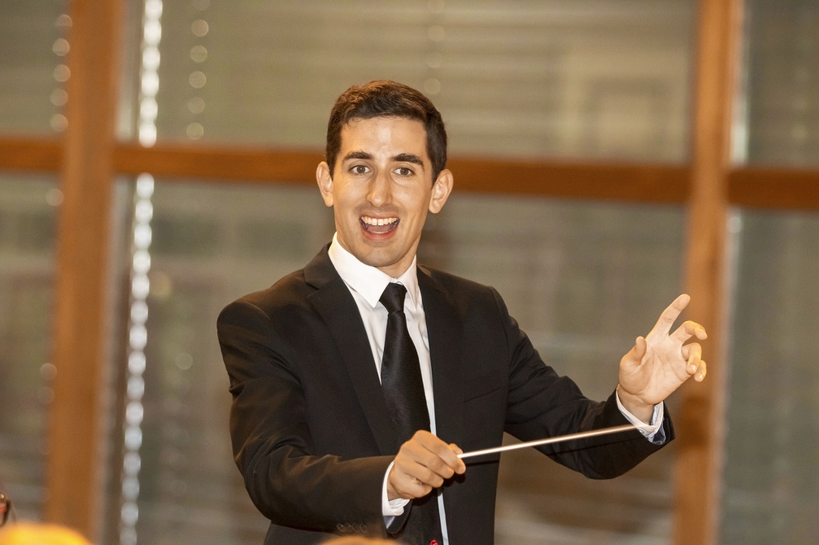 Da macht das Dirigieren doppelt so viel Spass. Hier Thomas Abegglen bei der Arbe...