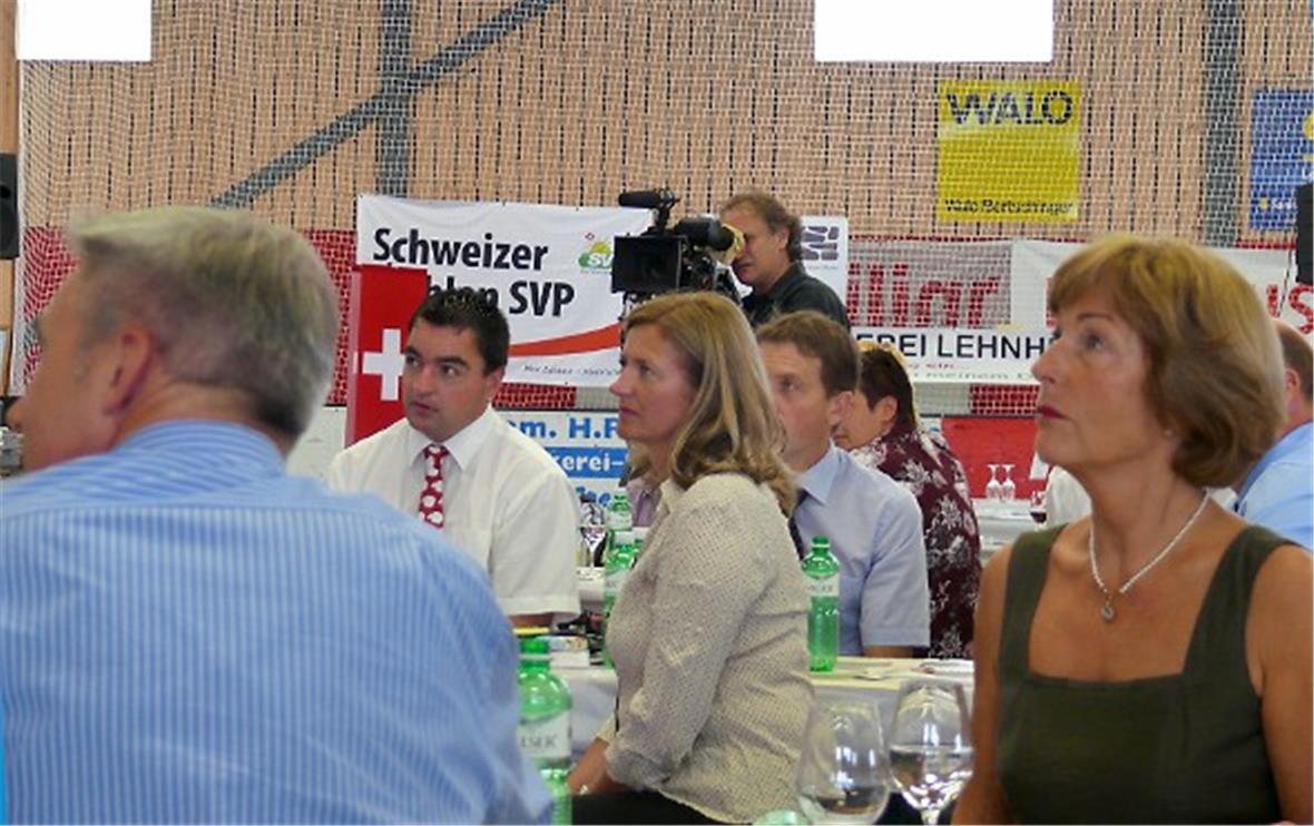 Da muss einer wohl etwas Schwergewichtiges zu erzählen haben – es lauschen Adrian Amstutz, Thomas Knutti, Anne Speiser, Peter Schmid und Sylvia Blocher.